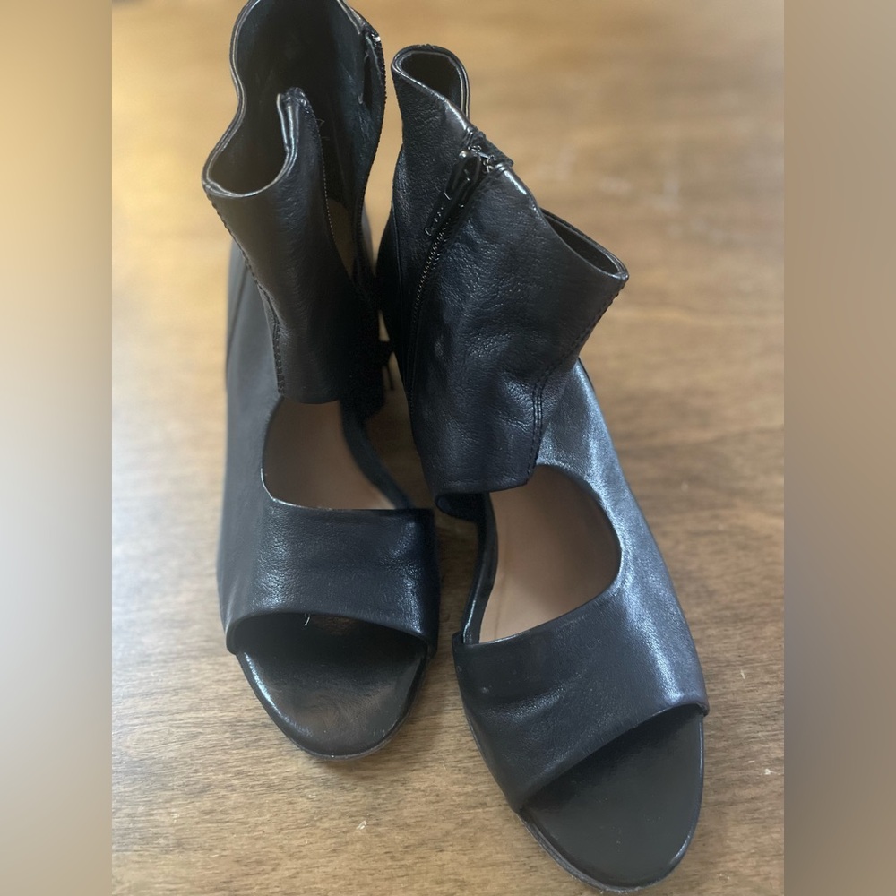 Laura Bellariva leather shoes
Black dress shoes
37 1/2 or size 6